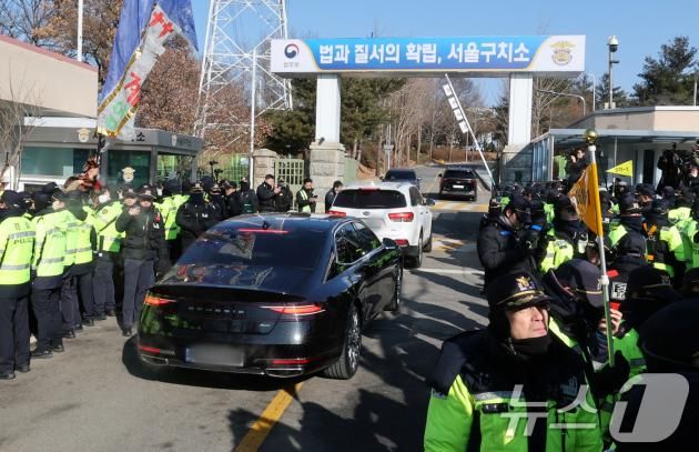 권성동 국민의힘 원내대표를 태운 차량(제네시스)이 3일 오전 경기도 의왕시 서울구치소에 수감 중인 윤석열 대통령을 면회하기 위해 서울구치소로 들어서고 있다. 2025.2.3/뉴스1 ⓒ News1 박세연 기자