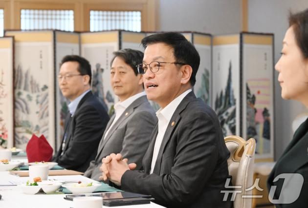 최상목 대통령 권한대행 부총리 겸 기획재정부 장관이 3일 서울 종로구 정부서울청사에서 열린 수출기업 오찬간담회를 주재하고 있다. (기획재정부 제공) 2025.2.3/뉴스1