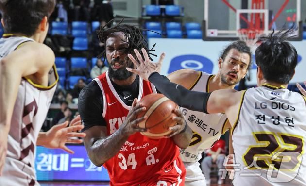 3일 오후 서울 송파구 잠실학생체육관에서 열린 2024-2025 KCC 프로농구 서울 SK와의 창원 LG경기에서 SK 자밀 워니가 돌파하고 있다. 2025.2.3/뉴스1 ⓒ News1 장수영 기자