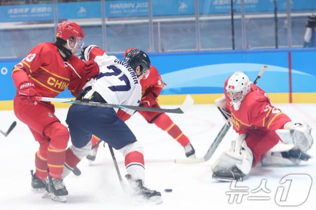 4일 오후 중국 헤이룽장성 하얼빈 아이스하키 아레나에서 열린 하얼빈 동계아시안게임 남자하키 예선 A조 대한민국과 중국의 경기에서 이총민이 득점에 성공하고 있다. 2025.2.4/뉴스1 ⓒ News1 이승배 기자