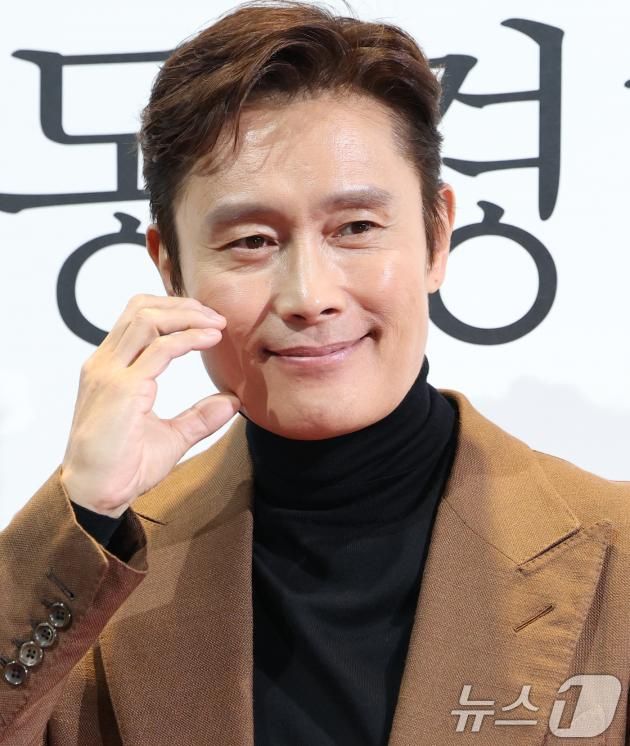 배우 이병헌이 4일 서울 용산구 CGV 용산아이파크몰에서 열린 CJ ENM 30주년 기념 비저너리(Visionary) 선정작 ‘공동경비구역 JSA’ Homecoming GV에 참석해 포즈를 취하고 있다. 2025.2.4/뉴스1 ⓒ News1 권현진 기자