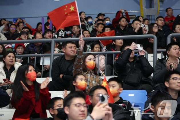4일 오후 중국 헤이룽장성 하얼빈 아이스하키 아레나에서 열린 하얼빈 동계아시안게임 남자하키 예선 A조 대한민국과 중국의 경기를 앞두고 중국팬이 오성홍기를 흔들고 있다. 2025.2.4/뉴스1 ⓒ News1 이승배 기자
