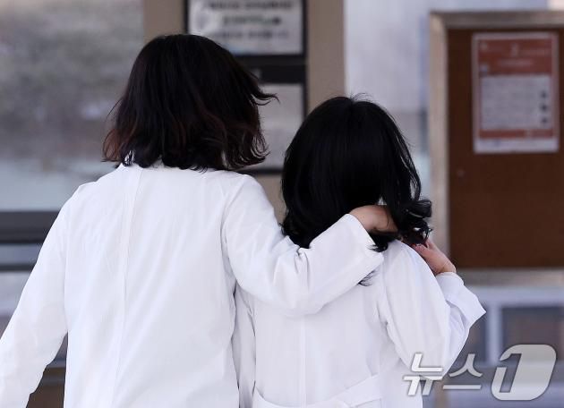 오는 3월부터 1년간 수련을 이어갈 인턴 전공의 모집이 시작된 3일 서울의 한 대학병원에서 의료진이 이동하고 있다.2025.2.3/뉴스1 ⓒ News1 박지혜 기자