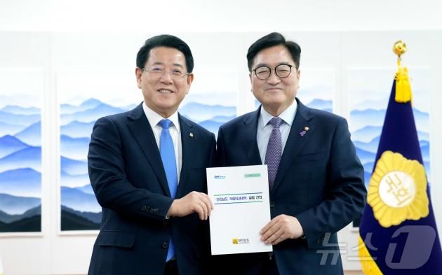 김영록 전라남도지사가 3일 오후 서울 국회에서 우원식 국회의장을 만나 전라남도 국립의과대학 설립 및 주요 현안 해결을 위한 건의 등 국회 차원의 협조를 요청하고 있다.(전남도 제공) 2025.2.3/뉴스1