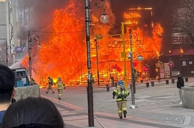 3일 오후 5시쯤 인천시 남동구 구월동의 한 술집에서 불이 나 소방 당국이 진화에 나섰다.(독자 제공)2025.2.3/뉴스1 ⓒ News1 박소영 기자