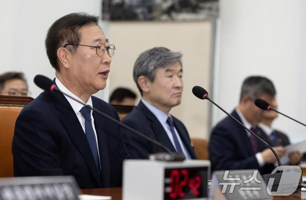 박성재 법무부 장관이 15일 오후 서울 여의도 국회에서 열린 윤석열 정부의 비상계엄 선포를 통한 내란 혐의 진상규명 국정조사특별위원회 제4차 전체회의에서 의원 질의에 답변하고 있다. 2025.1.15/뉴스1 ⓒ News1 이재명 기자