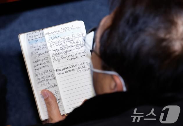 박선원 더불어민주당 의원이 3일 서울 여의도 국회 본회의장에서 열린 제422회국회(임시회) 제1차 본회의에서 이재명 대표, 김민석 최고위원과 수첩에 적힌 메모를 보며 대화하고 있다. '트럼프 노벨평화상 추천서 - 노르웨이 위원회에 제출 접수 완료 - 미측 통보(백악관 보고예정)'라고 적혀 있다. 2025.2.3/뉴스1 ⓒ News1 안은나 기자