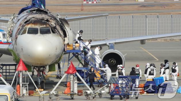 3일 오전 부산 강서구 김해국제공항 에어부산 항공기 화재 현장에서 국토부 항공철도사고조사위원회, 프랑스 항공사고조사위원회(BEA), 국립과학수사연구원, 경찰 과학수사대, 소방 관계자들이 합동 감식을 하고 있다. 2025.2.3/뉴스1 ⓒ News1 윤일지 기자