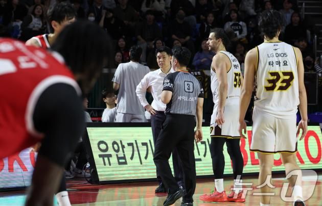 3일 오후 서울 송파구 잠실학생체육관에서 열린 2024-2025 KCC 프로농구 서울 SK와의 창원 LG경기에서 LG 조상현 감독 등 선수단이 심판 파울 판정에 항의하고 있다. 2025.2.3/뉴스1 ⓒ News1 장수영 기자