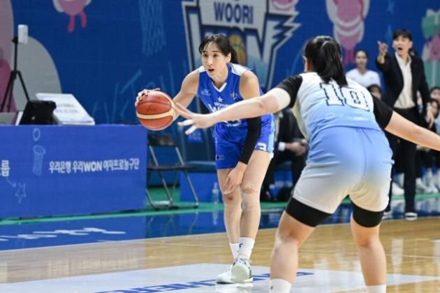우리은행 김단비가 3일 아산에서 열린 신한은행과 경기에서 29점을 올리며 팀의 5연승을 이끌었다. (WKBL 제공)