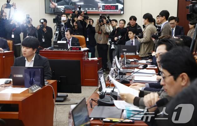 4일 오전 서울 여의도 국회에서 열린 윤석열 정부의 비상계엄 선포를 통한 내란 혐의 진상규명 국정조사 특별위원회 2차 청문회에서 안규백 위원장이 의사봉을 두드리고 있다. 2025.2.4/뉴스1 ⓒ News1 김민지 기자