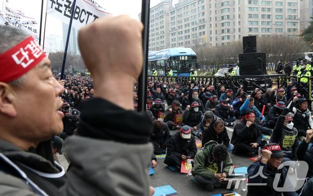 민주노총 공공운수노조 화물연대본부 조합원들이 지난해 12월 오후 서울 여의도 국회 앞에서 안전운임제 확대 입법 촉구 경고파업대회를 하고 있는 모습. 2024.12.2/뉴스1 ⓒ News1 이승배 기자