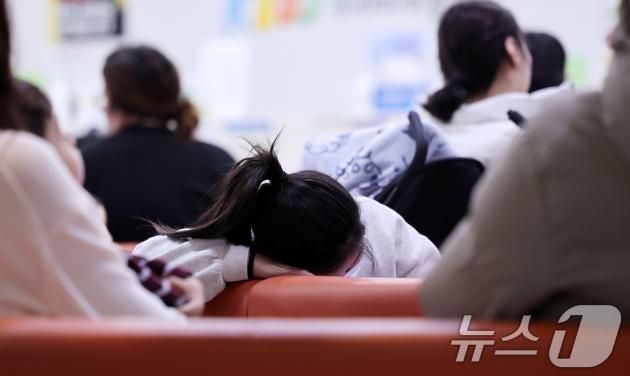 2일 서울의 한 어린이 전문병원이 진료를 기다리는 환자와 보호자들로 붐비고 있다.2025.2.2/뉴스1 ⓒ News1 박지혜 기자
