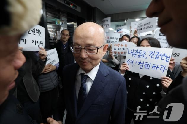 안창호 국가인권위원장이 13일 서울 중구 국가인권위에서 제1차 전원위 회의를 앞두고 인권위 직원 및 시민단체 회원들이 내란동조 긴급안건 철회를 촉구하며 안 위원장의 회의장 진입을 막아서자 발길을 돌리고 있다. 2025.1.13/뉴스1 ⓒ News1 박세연 기자