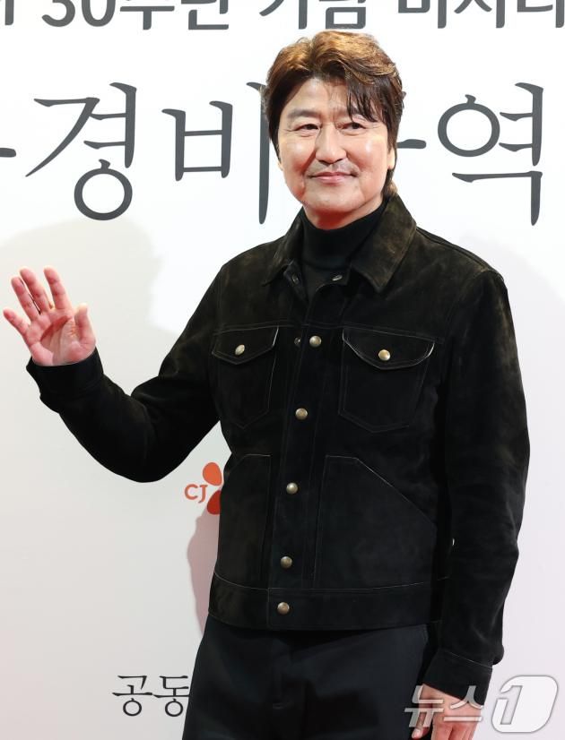 배우 송강호가 4일 서울 용산구 CGV 용산아이파크몰에서 열린 CJ ENM 30주년 기념 비저너리(Visionary) 선정작 ‘공동경비구역 JSA’ Homecoming GV에 참석해 포즈를 취하고 있다. 2025.2.4/뉴스1 ⓒ News1 권현진 기자