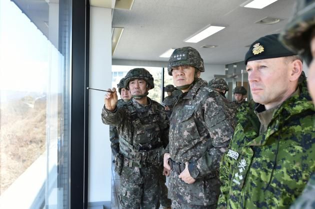 김명수 합참의장과 데릭 맥컬리 유엔사 부사령관이 육군 1사단 예하 GOP대대에서 북측을 바라보며 상황을 점검하고 있다.(합참 제공)