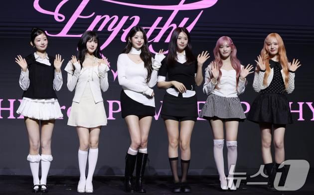 걸그룹 아이브(IVE)의 레이(왼쪽부터), 가을, 장원영, 안유진, 리즈, 이서가 3일 오후 서울 영등포구 여의도 콘래드 호텔에서 열린 세 번째 미니 앨범 ‘아이브 엠파시(IVE EMPATHY)’ 발매 기념 기자간담회에서 포즈를 취하고 있다. '아이브 엠파시'는 지난해 4월 발매한 '아이브 스위치(IVE SWITCH)' 이후 약 9개월 만의 신보로 더블 타이틀곡 '레블 하트(REBEL HEART)'와 '애티튜드(ATTITUDE)'를 비롯해 수록곡 '플루(FLU)', '유 워너 크라이(You Wanna Cry)', '땡큐(Thank U)', '티케이오(TKO)' 등 총 6곡으로 구성돼 있다. 2025.2.3/뉴스1 ⓒ News1 김진환 기자
