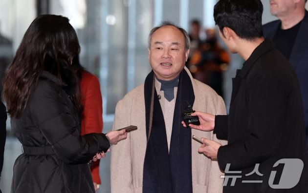 손정의 소프트뱅크그룹 회장이 이재용 삼성전자 회장과 샘 올트먼 오픈AI 최고경영자(CEO)와의 회동을 위해 4일 서울 서초구 삼성전자 사옥에 도착하고 있다. 이 자리에서 손 회장과 올트먼 CEO는 이재용 회장에게 ‘스타게이트 프로젝트’에 대한 투자와 협업을 요청할 것으로 알려졌다. 2025.2.4/뉴스1 ⓒ News1 김성진 기자