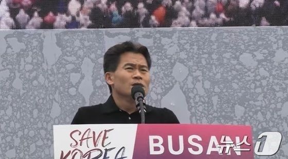 지난 1일 부산역 광장에서 열린 윤석열 대통령 탄핵 반대 집회 연사로 참석해 발언하고 있는 전한길 씨. (유튜브 갈무리)