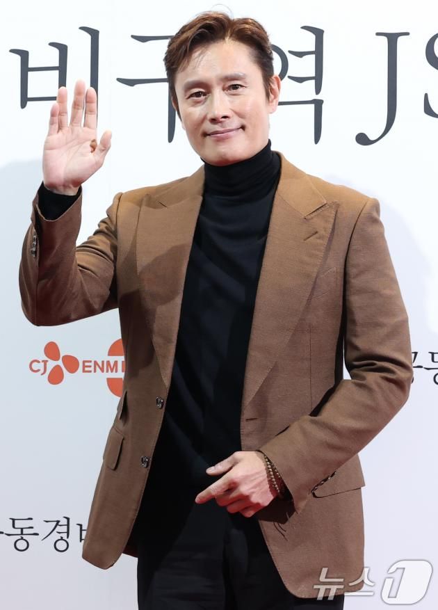 배우 이병헌이 4일 서울 용산구 CGV 용산아이파크몰에서 열린 CJ ENM 30주년 기념 비저너리(Visionary) 선정작 ‘공동경비구역 JSA’ Homecoming GV에 참석해 포즈를 취하고 있다. 2025.2.4/뉴스1 ⓒ News1 권현진 기자