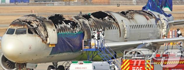 3일 오전 부산 강서구 김해국제공항 에어부산 항공기 화재 현장에서 국토부 항공철도사고조사위원회, 프랑스 항공사고조사위원회(BEA), 국립과학수사연구원, 경찰 과학수사대, 소방 관계자들이 합동 감식을 하고 있다. 2025.2.3/뉴스1 ⓒ News1 윤일지 기자