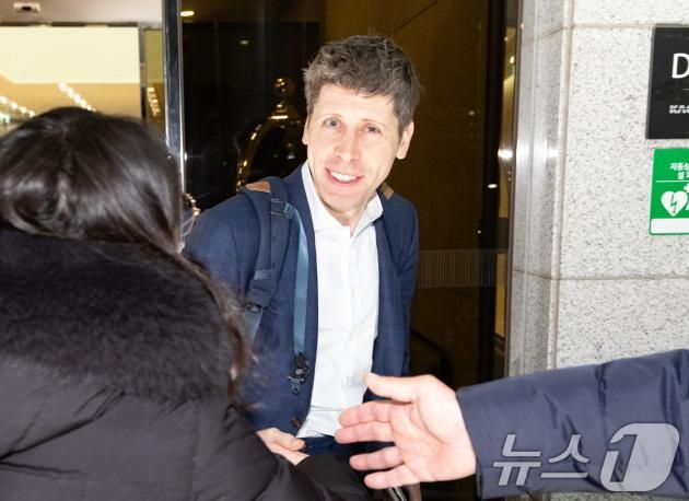 챗GPT 개발사 오픈AI의 샘 올트먼 최고경영자(CEO)가 3일 오후 서울 강서구 서울김포비즈니스항공센터를 통해 방한하고 있다. (공동취재) 2025.2.3/뉴스1 ⓒ News1 신웅수 기자