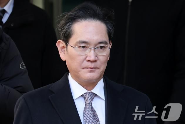이재용 삼성전자 회장이 3일 오후 서울 서초구 서울고등법원에서 열린 '경영권 불법 승계' 의혹 자본시장과금융투자업에관한법률위반등 항소심 선고공판에서 무죄를 선고받은 후 법정을 나서고 있다. 2025.2.3/뉴스1 ⓒ News1 오대일 기자