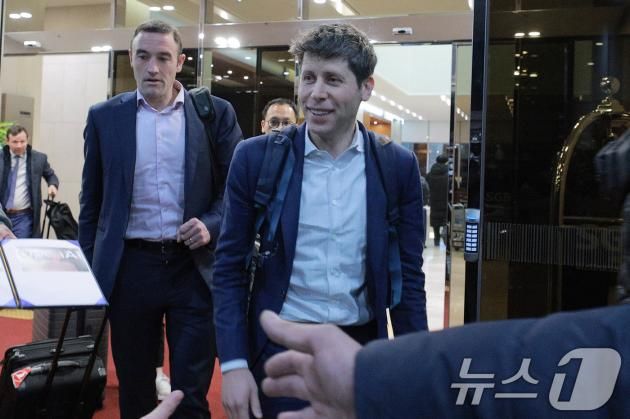챗GPT 개발사 오픈AI의 샘 올트먼 최고경영자(CEO)가 3일 오후 서울 강서구 서울김포비즈니스항공센터를 통해 방한하고 있다. 올트먼 CEO는 오는 4일 이재용 삼성전자 회장과 최태원 SK그룹 회장, 정신아 카카오 대표, 김창한 크래프톤 대표 등을 만날 예정이다. (공동취재) 2025.2.3/뉴스1 ⓒ News1 신웅수 기자