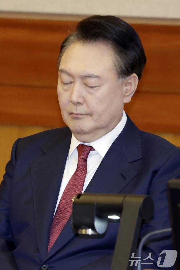 윤석열 대통령이 4일 서울 종로구 헌법재판소에서 열린 탄핵심판 5차 변론기일에 출석해 잠시 눈을 감고 있다. 2025.2.4/뉴스1 ⓒ News1 사진공동취재단