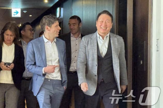 최태원 SK그룹 회장과 샘 올트먼 오픈AI 최고경영자(CEO)가 4일 서울 중구 플라자 호텔에서 회동을 마친 뒤 함께 이동하고 있다. (공동취재단) 2025.2.4/뉴스1 ⓒ News1 최동현 기자