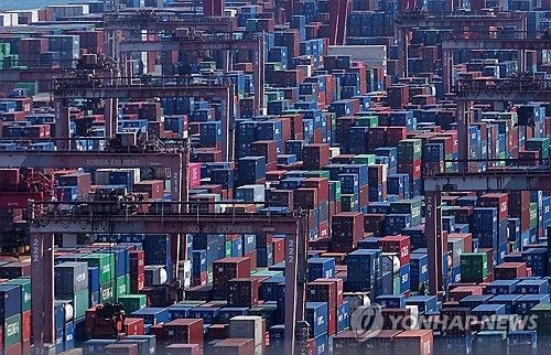 (부산=연합뉴스) 손형주 기자 = 3일 오후 부산항 부두에 컨테이너가 쌓여 있다. 미국 정부가 2일(현지시간) 한국에서 생산돼 미국으로 수입되는 모든 제품에 25%의 상호관세를 부과한다고 공식 발표했다. 한국은 미국의 상호 관세 부과로 한미 자유무역협정(FTA)이 사실상 백지화되면서 미국과 새로운 통상 협정을 체결해야 하는 상황에 놓이게 됐다. 2025.4.3 handbrother@yna.co.kr