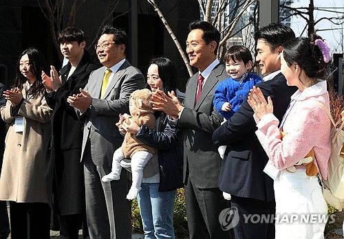 (서울=연합뉴스) 강민지 기자 = 오세훈 서울시장이 31일 서울 광진구 롯데캐슬 이스트폴에서 열린 '미리내집 현장방문 및 신혼부부 간담회'에 참석해 신혼부부들과 기념촬영을 하고 있다.2025.3.31 [공동취재] mjkang@yna.co.kr