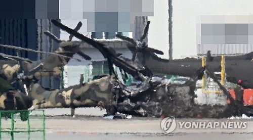 (서울=연합뉴스) 육군 대형 정찰무인기가 지상에 있는 헬기와 충돌하는 사고가 17일 발생했다. 군에 따르면 이날 오후 1시께 경기 양주시 광적면 소재 육군 부대 항공대대에서 착륙을 시도하던 군용 무인기 '헤론'이 착륙해 있던 다목적 국산 헬기 '수리온'(KUHC-1)과 충돌했다. 출동한 소방 당국은 약 30분 만에 헬기에 난 불을 껐다. 인명피해 없이 사고 헬기와 무인기 모두 전소됐다. 2025.3.17 [경기일보 제공. 재판매 및 DB금지] photo@yna.co.kr