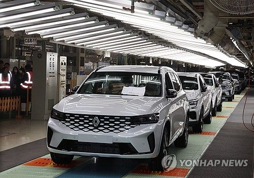 (부산=연합뉴스) 강선배 기자 = 18일 오전 부산 강서구 르노코리아에서 올해 초 내연기관 중심의 생산라인에서 전기차까지 생산할 수 있는 혼류생산 라인 전환을 완료하고 부산공장 공개행사를 가졌다. 르노코리아는 하반기부터 폴스타4 전기차를 본격 생산해 해외 시장에 수출할 계획이다. 2025.2.18 sbkang@yna.co.kr