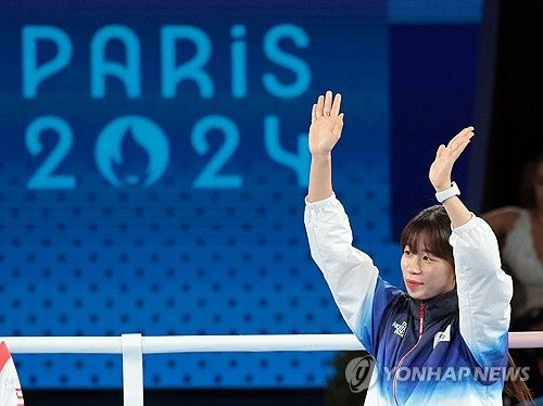 (파리=연합뉴스) 김인철 기자 = 8일(현지시간) 프랑스 파리 롤랑가로스 경기장에서 열린 2024 파리올림픽 복싱 여자 54㎏급에서 동메달을 획득한 한국 임애지가 시상대에 오르며 인사하고 있다. 2024.8.9 yatoya@yna.co.kr