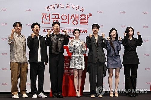 (서울=연합뉴스) 류효림 기자 = 신원호 크리에이터(왼쪽부터), 이민수 감독, 배우 정준원, 고윤정, 강유석, 신시아, 한예지가 10일 서울 구로구 라마다호텔에서 열린 tvN '언젠가는 슬기로울 전공의생활' 제작발표회에서 포즈를 취하고 있다. 2025.4.10 ryousanta@yna.co.kr