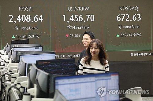 (서울=연합뉴스) 김성민 기자 = 10일 오전 서울 중구 하나은행 본점 딜링룸 현황판에 코스피, 원/달러 환율, 코스닥 지수가 표시돼 있다. 2025.4.10 ksm7976@yna.co.kr