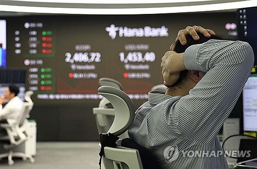 (서울=연합뉴스) 윤동진 기자 = 코스피가 미국과 중국의 관세 전쟁 격화에 전날 상승분을 반납하며 2,400선에서 하락 출발한 11일 서울 하나은행 본점 딜링룸에서 딜러들이 업무를 보고 있다. 2025.4.11 mon@yna.co.kr