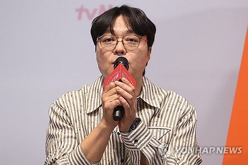 (서울=연합뉴스) 류효림 기자 = 신원호 크리에이터가 10일 서울 구로구 라마다호텔에서 열린 tvN '언젠가는 슬기로울 전공의생활' 제작발표회에서 인사말을 하고 있다. 2025.4.10 ryousanta@yna.co.kr