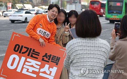 (대구=연합뉴스) 윤관식 기자 = 개혁신당 이준석 대선 예비후보가 9일 대구 수성구 범어네거리에서 시민들과 사진을 찍고 있다. 2025.4.9 psik@yna.co.kr