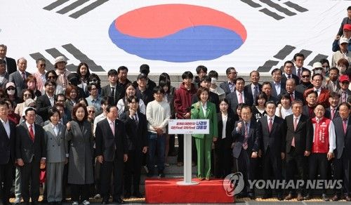 (서울=연합뉴스) 박동주 기자 = 국민의힘 나경원 의원이 11일 서울 여의도 국회 본청 앞 계단에서 대선 출마 선언을 하고 있다. 2025.4.11 pdj6635@yna.co.kr