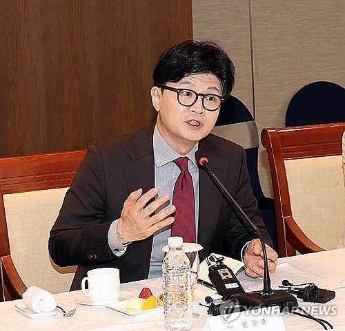 (울산=연합뉴스) 허광무 기자 = 제21대 대통령 선거 출마를 선언한 국민의힘 한동훈 전 대표가 11일 울산시 동구 호텔현대 바이 라한 울산에서 개최한 HD현대중공업ㆍ조선업 협력사 간담회에서 발언하고 있다. 2025.4.11 hkm@yna.co.kr