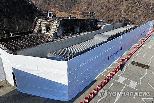 (청송=연합뉴스) 윤관식 기자 = 1일 경북 청송군 파천면 서산영덕고속도로 청송휴게소(영덕방향)에 산불 피해복구로 휴게소와 주유소가 영업하지 않는다는 현수막과 차단막이 설치돼 있다. 2025.4.1 psik@yna.co.kr