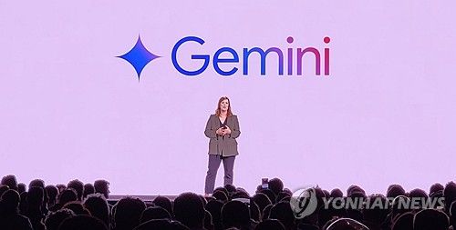 (파리=연합뉴스) 송진원 기자 = 10일 프랑스 파리 루브르 박물관에서 열린 갤럭시 언팩 2024에서 '갤럭시 Z 폴드6'와 '갤럭시 Z 플립6'에 탑재된 '구글 제미나이' 앱이 공개되고 있다. 2024.7.10 san@yna.co.kr