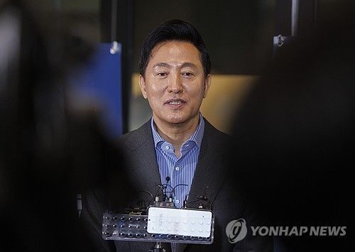 (서울=연합뉴스) 황광모 기자 = 오세훈 서울시장이 12일 서울 강서구 서울창업허브 M+에서 열린 서울 바이오 혁신포럼에 참석한 뒤 개회사 도중 오 시장이 언급한 '조기 대선' 관련 질문에 답하고 있다. 2025.3.12 hkmpooh@yna.co.kr