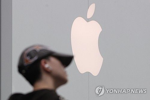 (서울=연합뉴스) 강민지 기자 = 애플의 첫 인공지능(AI) 스마트폰 '아이폰16 시리즈' 공식 출시일을 하루 앞둔 19일 서울의 한 애플스토어 앞에 로고가 붙어 있다. 2024.9.19 mjkang@yna.co.kr