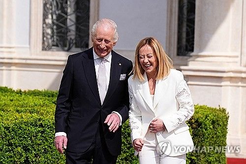 (로마 로이터=연합뉴스) 9일(현지시간) 이탈리아를 방문한 찰스 3세 영국 국왕이 조르자 멜로니 이탈리아 총리와 대화를 나누며 웃고 있다. 2025.04.14