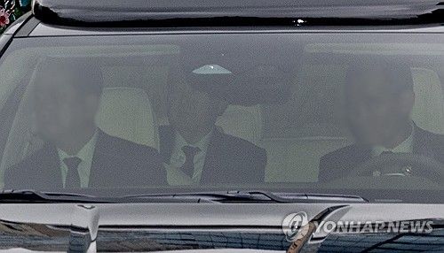 (서울=연합뉴스) 류영석 기자 = 내란 우두머리 혐의를 받는 윤석열 전 대통령이 14일 첫 형사재판이 열리는 서울 서초구 서울중앙지방법원에 들어서고 있다. 2025.4.14 ondol@yna.co.kr