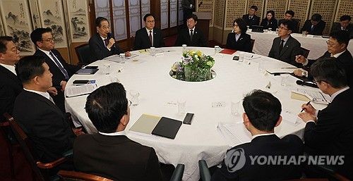 (서울=연합뉴스) 한상균 기자 = 한덕수 대통령 권한대행 국무총리가 14일 서울 공관에서 경제안보전략 TF 회의를 하고 있다. 2025.4.14 xyz@yna.co.kr