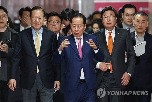 (서울=연합뉴스) 김주형 기자 = 국민의힘 권영세 비상대책위원장과 대선 출마를 선언한 홍준표 전 대구시장이 14일 국회에서 면담을 하기 위해 이동하고 있다. 2025.4.14 kjhpress@yna.co.kr